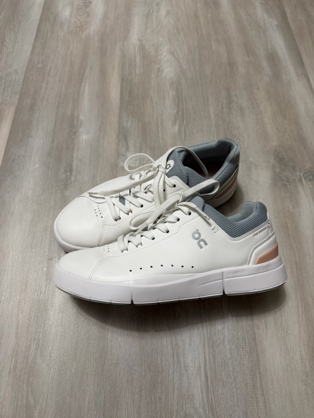 ON CLOUD ROGER SNEAKERS